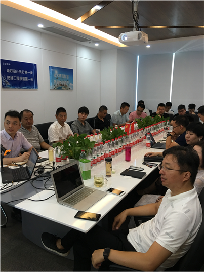  参会人员认真听取报告