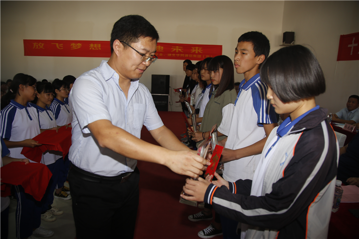 爱心大使天津市龙港工贸园主任韩艳涛为2019年“启迪奖学金”获奖学生颁奖